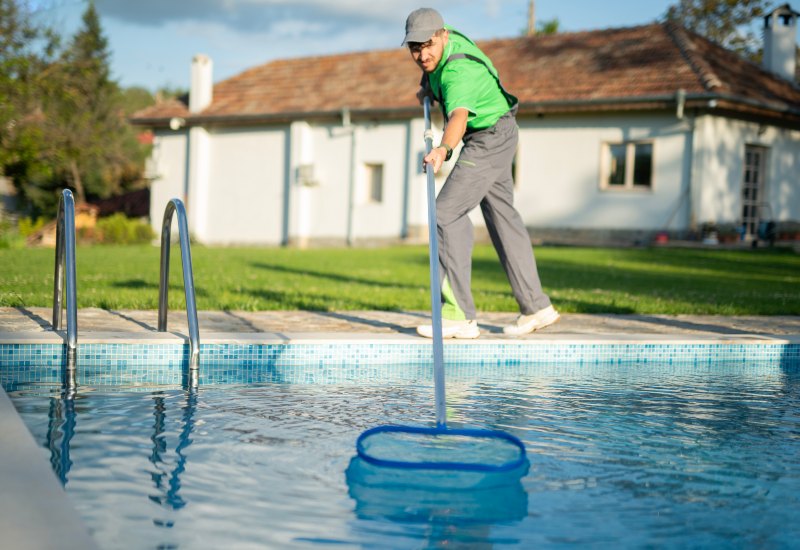 Featured image for ā7 Reasons to Hire a Pool Service Companyā